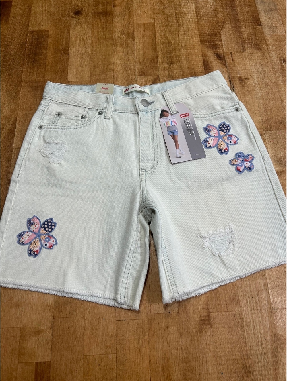 Levi's White Denim Low Pitch High Rise Shorts girls Size 14with Floral Appliques